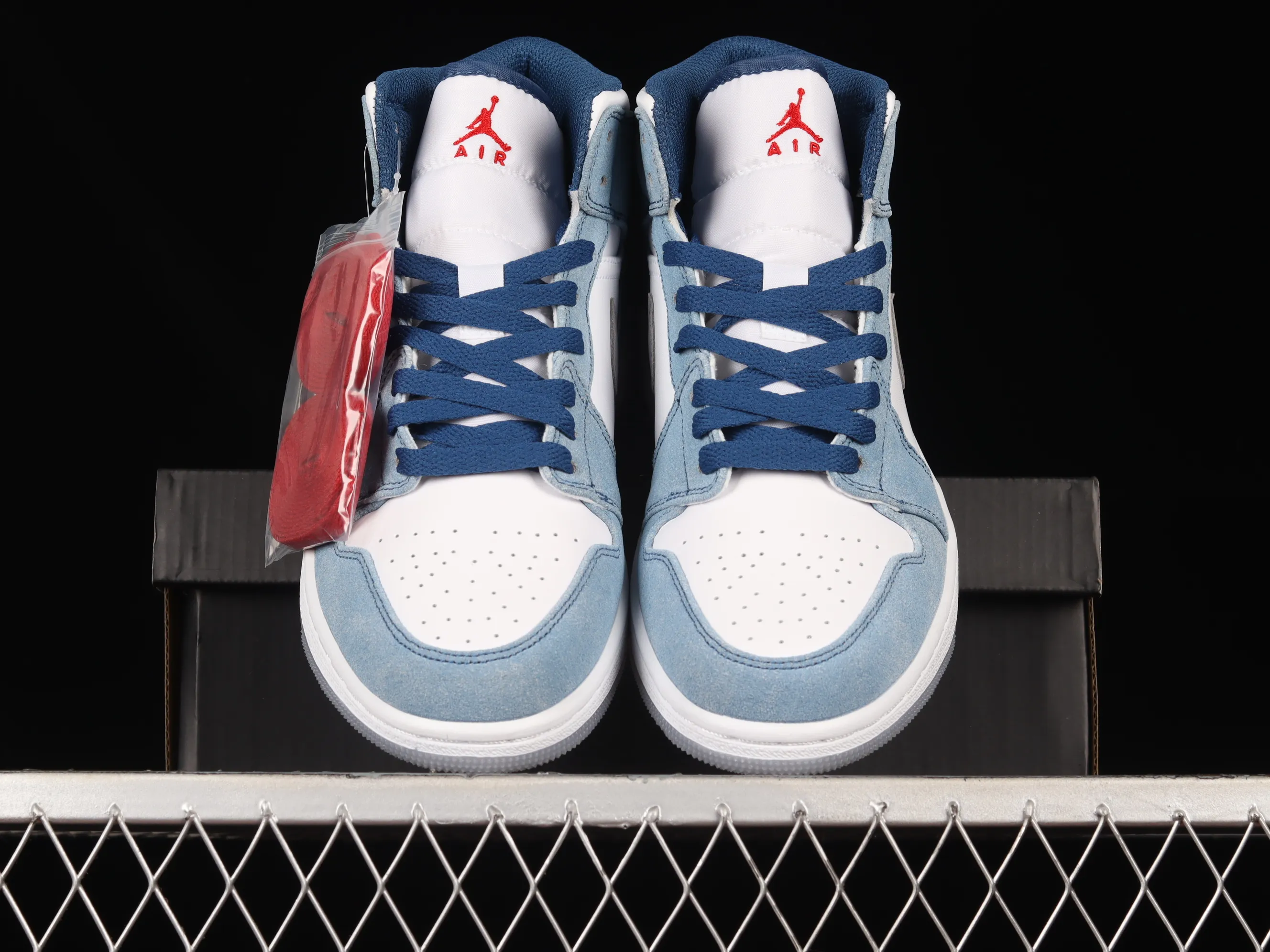 All categories Air Jordan Jordan series basketball shoes Air Jordan 1 Mid Air Jordan 1 Mid "French Blue" AJ1 Joe 1 washed blue mid-top basketball shoes DN3706-401